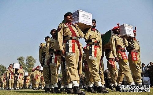 巴基斯坦为24名在北约空袭中丧生的军人举行隆重葬礼